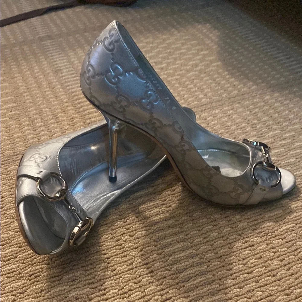 Vintage Gucci Silver 7.5, Vintage,  Peep Toe Heels, leather embossed GG logo - Picture 7 of 10